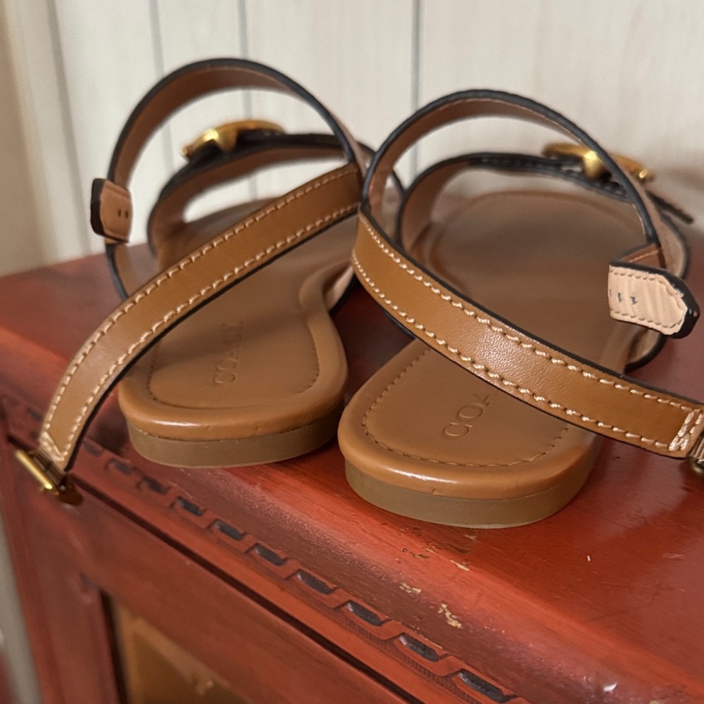 👡🤎🐎Coach Tan Leather Sandals with Gold Accents - Picture 3 of 6